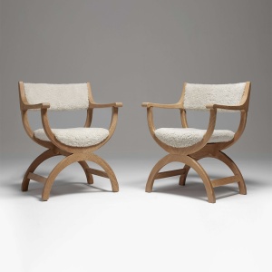 Scaun din lemn masiv si material boucle. Culori la comanda