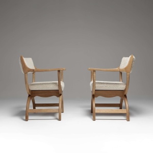 Scaun din lemn masiv si material boucle. Culori la comanda