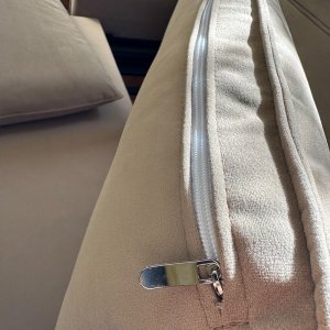 Canapea extensibilă Swedi din catifea antipată – design scandinav, confort și eleganță