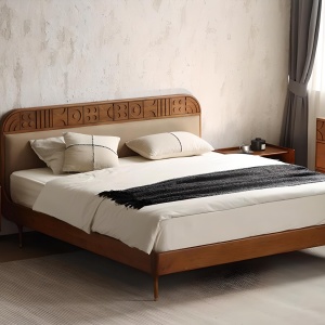 Pat din lemn masiv Geobed – design geometric sculptat, stil atemporal | Homedit