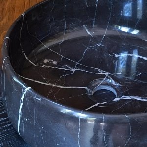 Lavoar rotund Petro din marmură naturală neagră cu inserții albe | Homedit