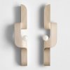 Lampa de perete Wadd – design sculptural din ceramică și alamă periată | Homedit