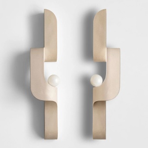 Lampa de perete Wadd – design sculptural din ceramică și alamă periată | Homedit