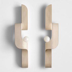 Lampa de perete Wadd – design sculptural din ceramică și alamă periată | Homedit