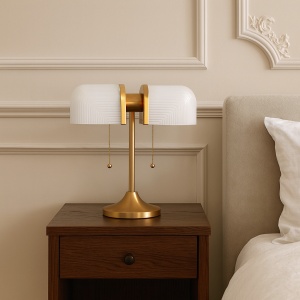 Lampa Alley – Design francez cu abajur din sticlă și bază metalică | Homedit