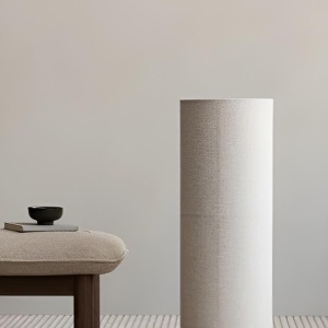 Lampă de podea Cotton din lemn masiv și abajur textil – Homedit