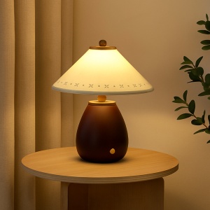 Lampă de birou Ruma din lemn masiv cu abajur textil – lumină caldă și elegantă