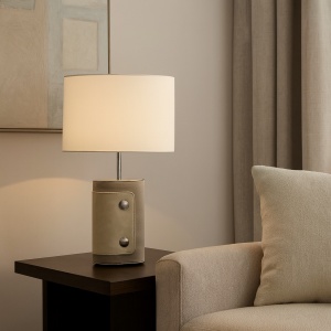 Lampă de masă Chevron – Eleganță modernă cu bază din piele și abajur textil