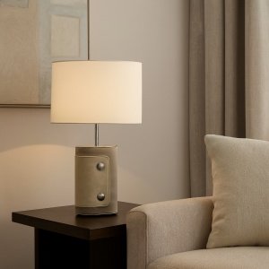 Lampă de masă Chevron – Eleganță modernă cu bază din piele și abajur textil