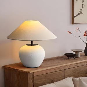 Lampa Shade – Design Elegant cu Bază Ceramică și Abajur Textil