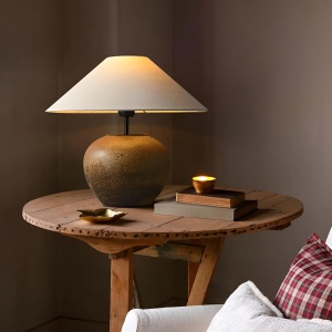 Lampa Shade – Design Elegant cu Bază Ceramică și Abajur Textil